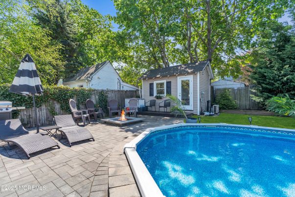 Exterior, Pool