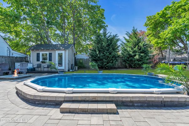 Exterior, Pool
