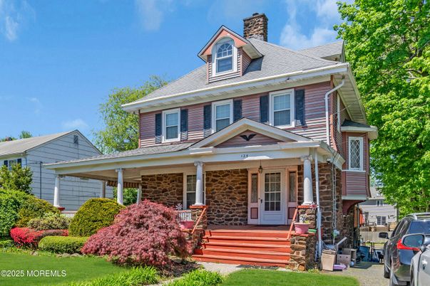 Exterior, Facade, American Foursquare