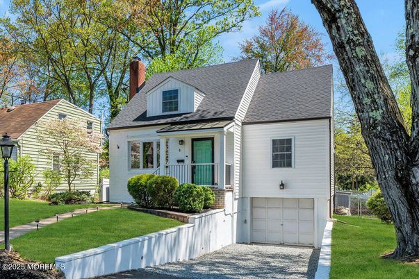 Attached, Exterior, Facade, Cape Cod