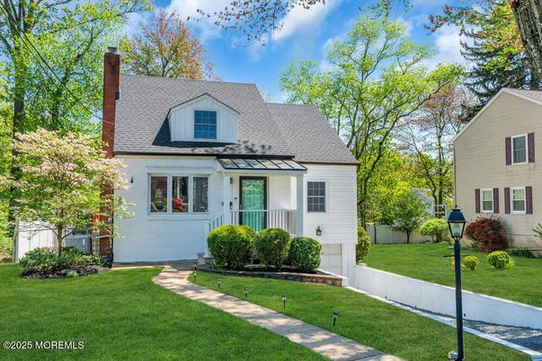 Attached, Exterior, Facade, Cape Cod