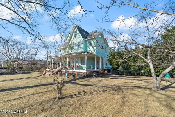 Backyard, Exterior, Facade, Queen Anne Victorian