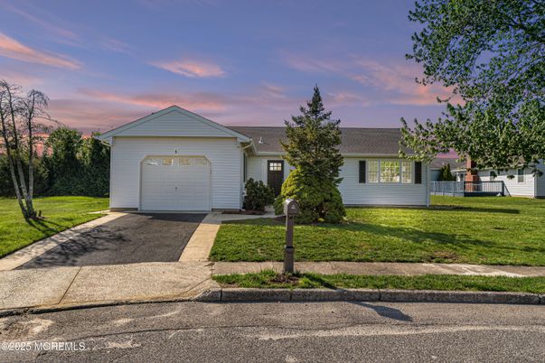 Attached, Exterior, Facade, Ranch