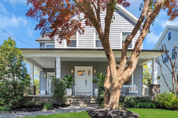 Exterior, Facade, American Foursquare