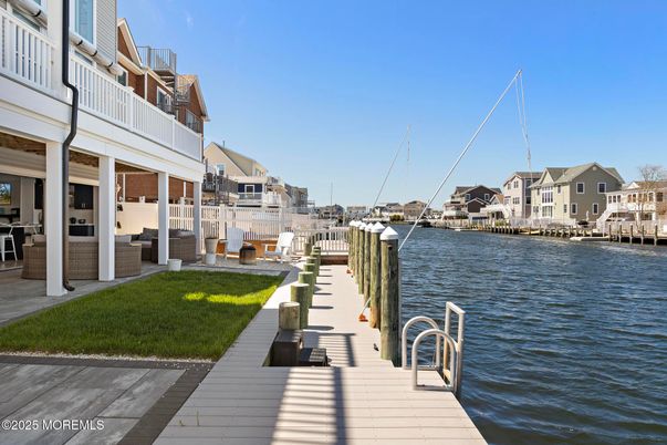 Exterior, Lake