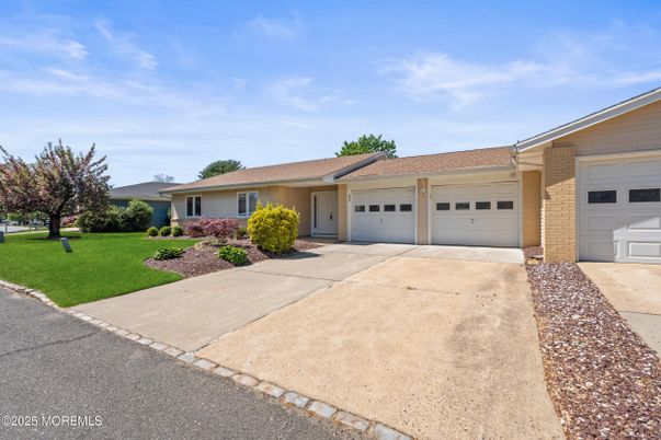 Attached, Exterior, Facade, Ranch