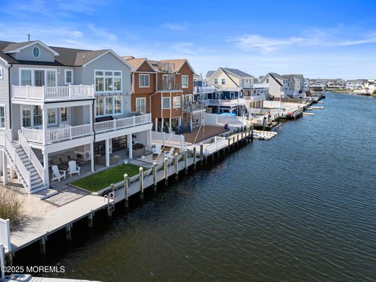 Exterior, Lake