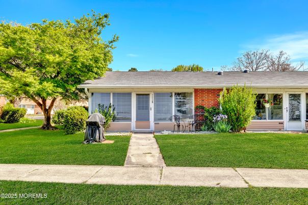 Exterior, Facade, Ranch