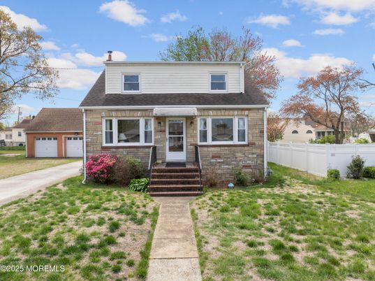 Attached, Exterior, Facade, Cape Cod