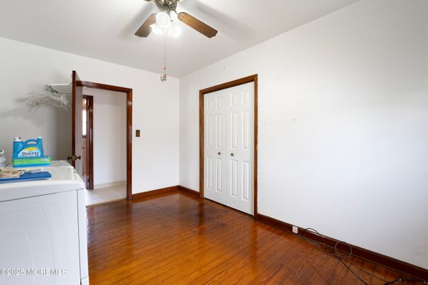 Interior, Washer, Wood Texture Flooring