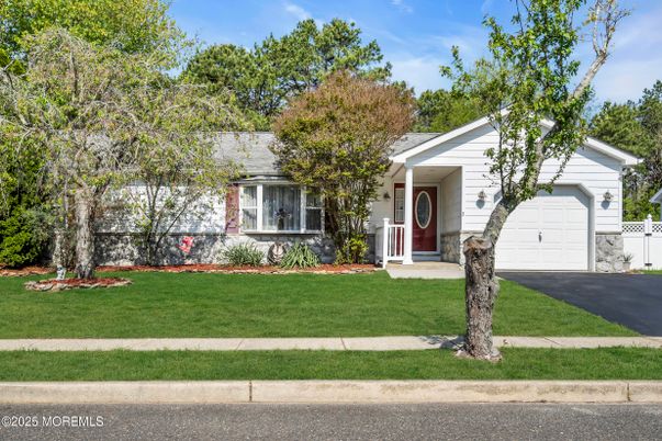 Attached, Exterior, Facade, Ranch