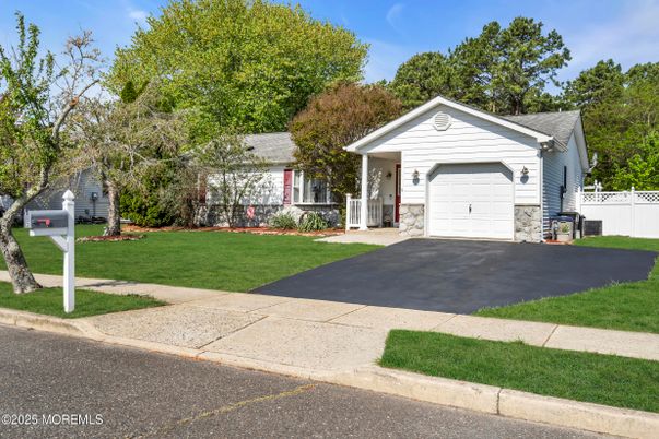Attached, Exterior, Facade, Ranch