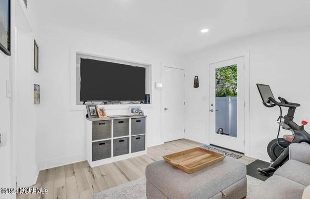 Fitness Equipment, Interior, Living room, Recessed Lighting, Wood Texture Flooring