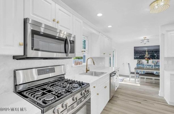 Chandelier, Dining room, Interior, Kitchen, Recessed Lighting, Stainless Steel Appliances, Wood Texture Flooring