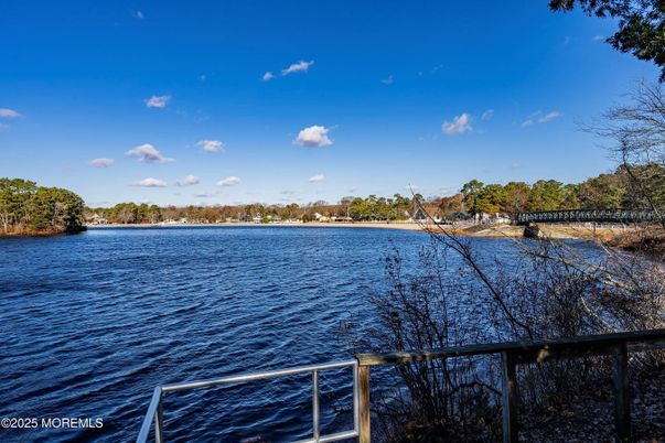 Exterior, Lake