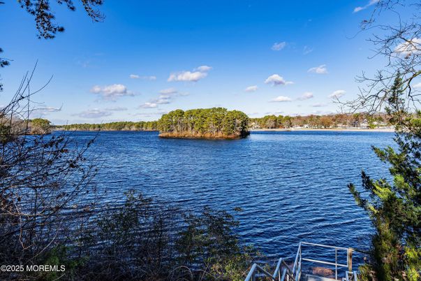 Exterior, Lake