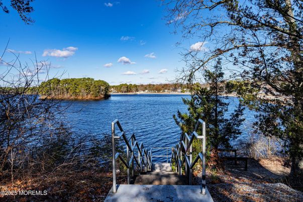 Exterior, Lake