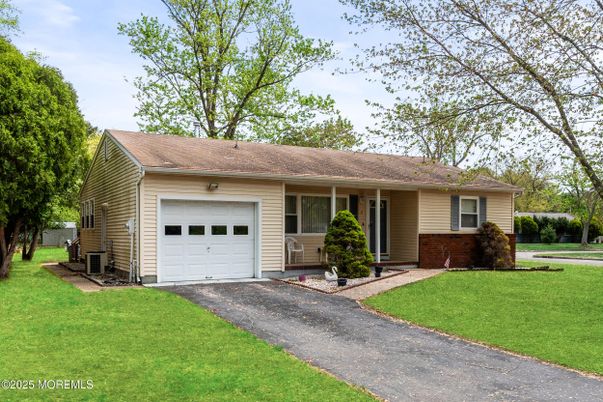 Attached, Exterior, Facade, Ranch