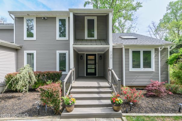Exterior, Facade, Split Level