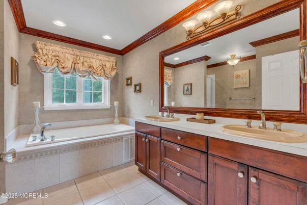 Bathroom, Dual Sink Vanities, Interior, Recessed Lighting