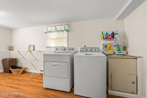Interior, Washer, Wood Texture Flooring
