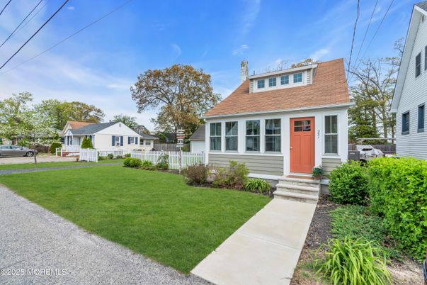 Exterior, Facade, Cape Cod