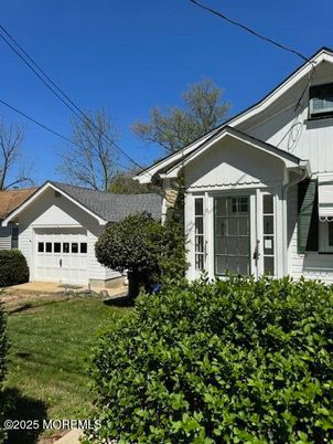 Attached, Exterior, Facade, American Craftsman