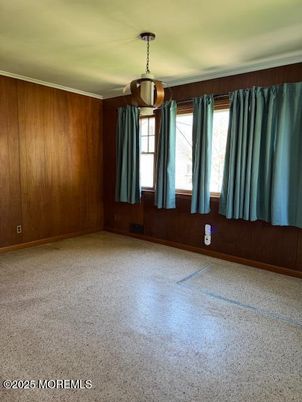 Empty room, Interior