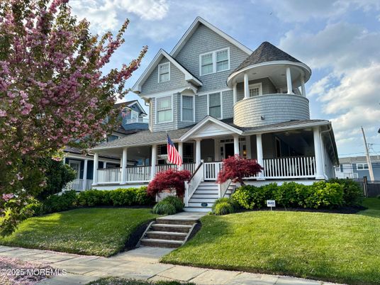 Exterior, Facade, Queen Anne Victorian