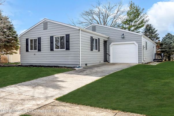 Attached, Exterior, Facade, Ranch