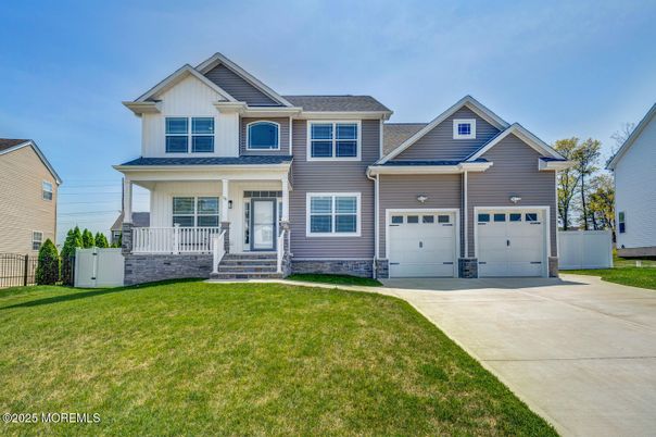 Attached, Exterior, Facade, Farmhouse