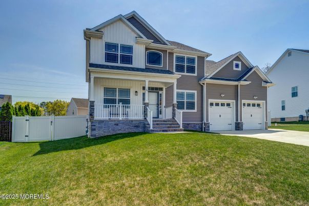 Attached, Exterior, Facade, Farmhouse