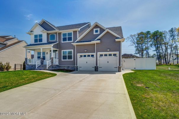 Attached, Exterior, Facade, Farmhouse