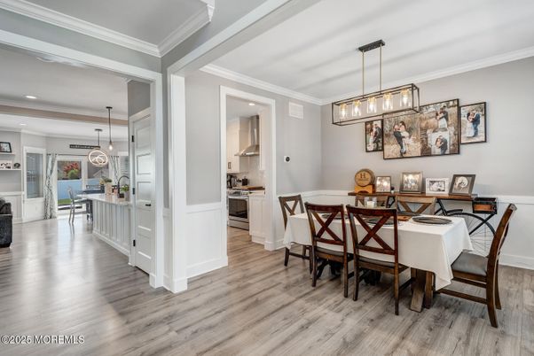 Dining room, Interior, Kitchen, Pendant Lights, Recessed Lighting, Wood Texture Flooring
