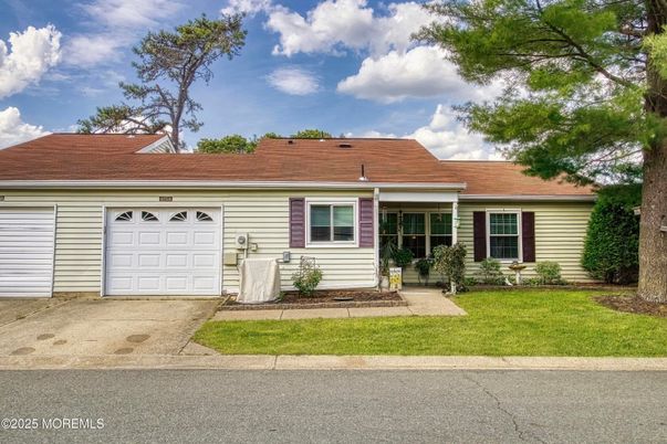 Attached, Exterior, Facade, Ranch