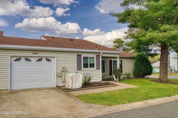 Attached, Exterior, Facade, Ranch