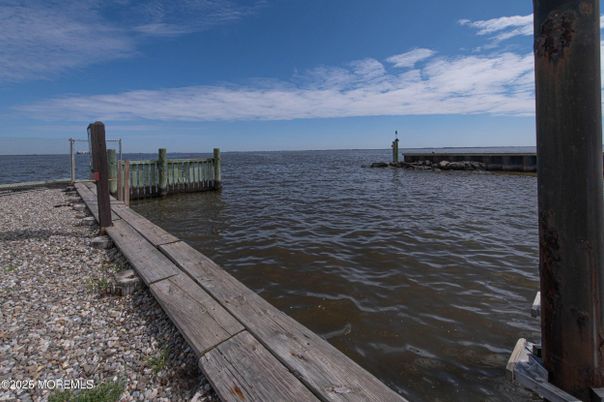 Exterior, Lake