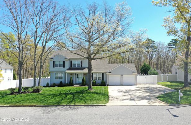 Attached, Exterior, Facade, Farmhouse