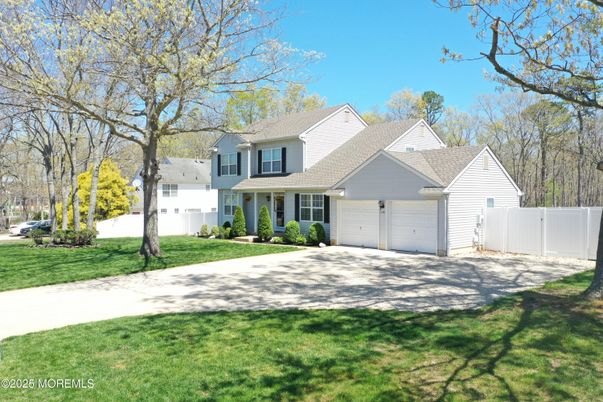 Attached, Exterior, Facade, Farmhouse