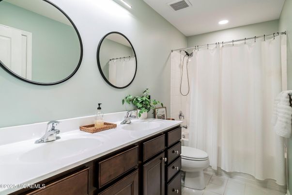 Bathroom, Dual Sink Vanities, Interior, Recessed Lighting