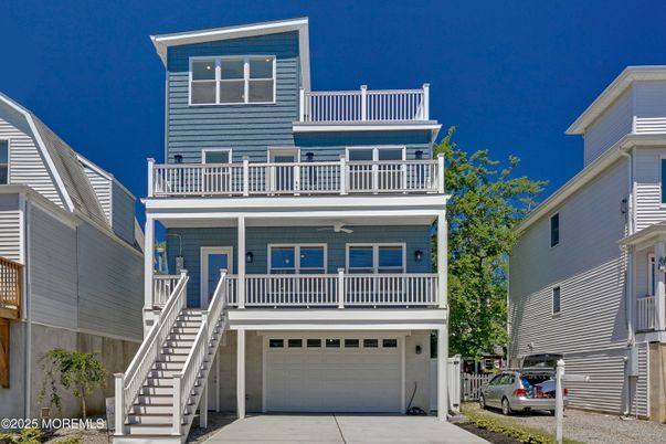 Attached, Exterior, Facade, Rowhouse