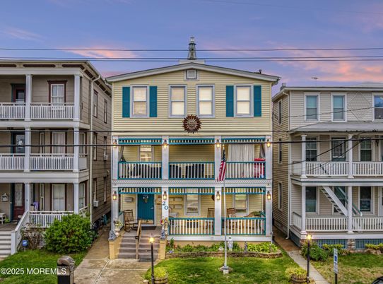 Exterior, Facade, Rowhouse