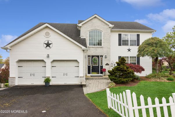 Attached, Exterior, Facade, Farmhouse