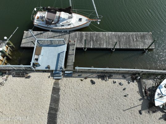 Exterior, Lake