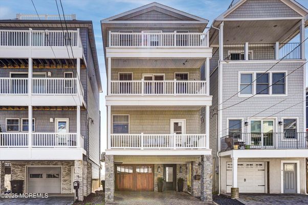 Attached, Exterior, Facade, Rowhouse