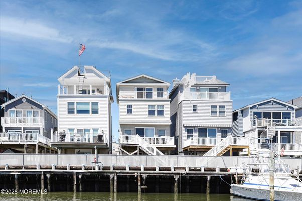 Exterior, Lake