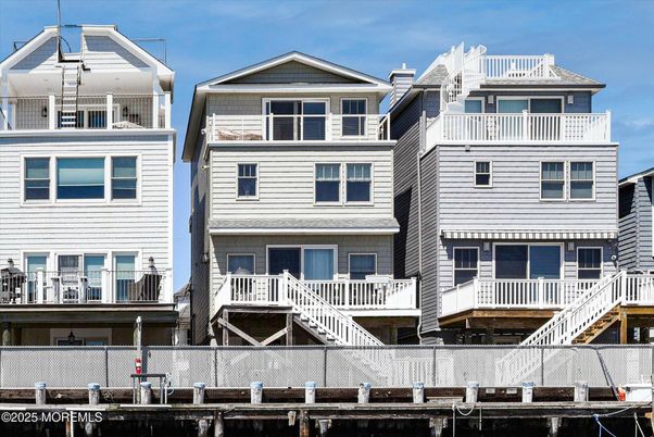 Exterior, Facade, Rowhouse