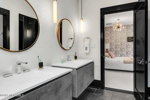 Bathroom, Bedroom, Dual Sink Vanities, Interior
