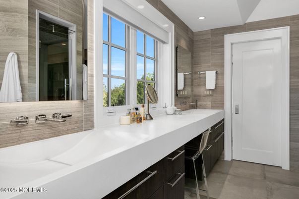 Bathroom, Dual Sink Vanities, Interior, Recessed Lighting