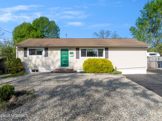Attached, Exterior, Facade, Cape Cod